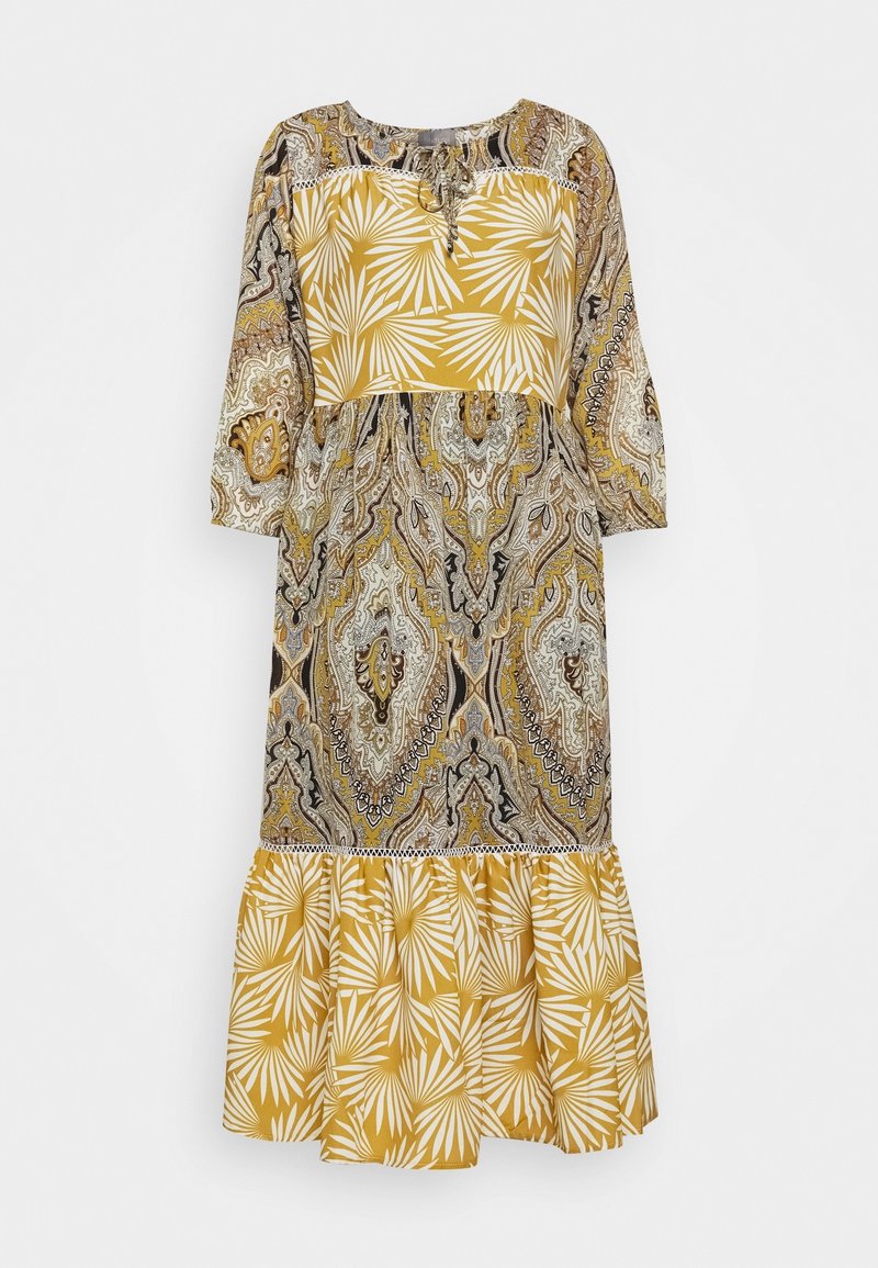 Vestido largo con un cuerpo estampado en tonos tierra, una cintura amarilla y una falda plisada con diseño de hojas de palma. Incluye mangas de tres cuartos.