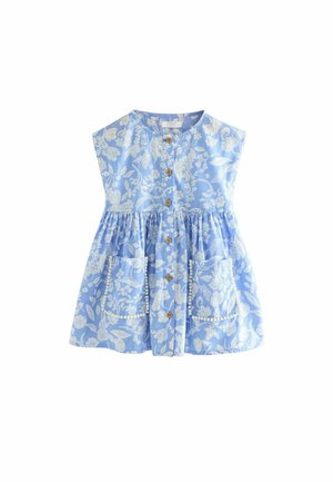 Robe bleu sans manches pour tout-petit avec imprimé floral blanc, boutons en bois sur le devant, taille froncée et deux poches avant avec bordure pompons.