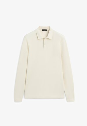 Langärmeliges Polohemd in Creme mit Knopfleiste mit zwei Knöpfen und klassischem Kragen, flach auf weißem Hintergrund gelegt.