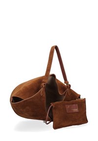 Borsa tote in suede marrone con un ampio interno, dotata di una tracolla in pelle e di una pochette in suede rimovibile. Texture morbida e forma arrotondata.