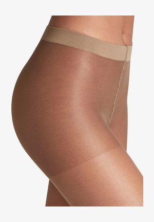 Nahaufnahme einer Person, die transparente, braune Strumpfhosen mit einem beigen Bund trägt, wobei die Stoffstruktur und Passform am oberen Oberschenkel und an der Taille hervorgehoben werden.