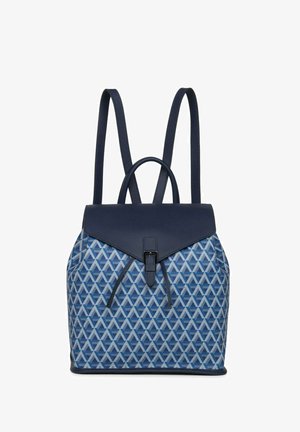 Sac à dos bleu marine fabriqué en tissu à motif avec un design géométrique. Il dispose d'un rabat supérieur, de bretelles réglables et d'une fermeture à boucle à l'avant.