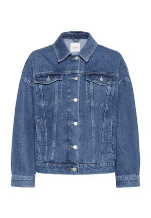 Chaqueta de mezclilla en azul, con cierre de botones en la parte delantera, dos bolsillos en el pecho y un cuello con solapa. Textura suave y corte relajado.