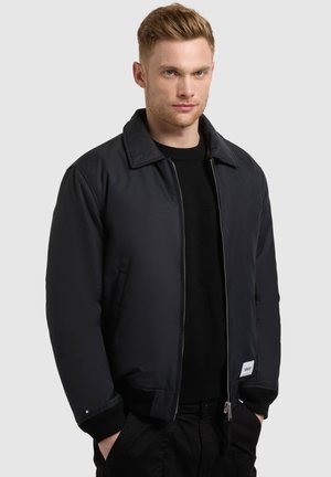Männer schwarze Bomberjacke mit Reißverschluss vorne, Kragen, seitlichen Taschen und gerippten Bündchen, aus einem glatten, strapazierfähigen Stoff.