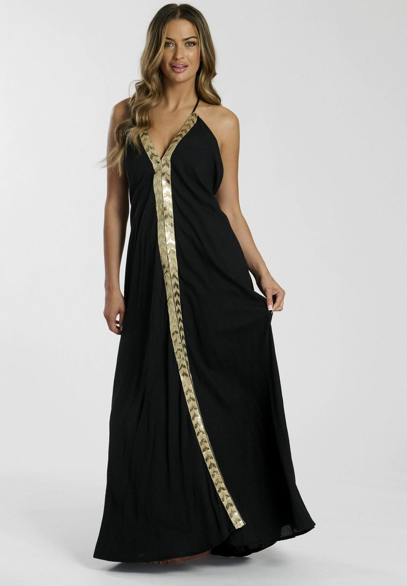 Vestido maxi negro con cuello halter, detalle de lentejuelas doradas en el frente y un diseño fluido para mayor libertad de movimiento.