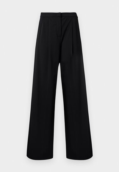 Melni, plaši bikses iz gludas auduma, ar augsto jostasvietu un krokām. Nav redzamu rotājumu vai rakstu.