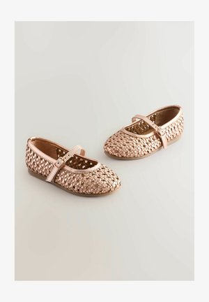 Tkané ploché topánky v ružovo-zlatej farbe s okrúhlym prstom a nastaviteľným popruhom. Obsahujú štruktúrovaný, vzorovaný zvršok a hladkú, plochú podrážku.