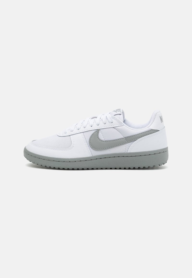 Valged sneakers hallide aktsentidega, valmistatud siledast sünteetilisest materjalist. Omab tekstureeritud kummist tallat ja traditsioonilist paeltega kinnitamist.