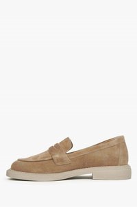 Zamszowe loafers w odcieniu tan z lekko zaokrąglonym noskiem i wyściełanym paskiem na przodzie; charakteryzują się niską, beżową gumową podeszwą oraz gładką fakturą.