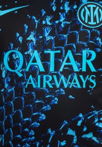 Koszulka sportowa Nike z teksturowanym czarnym tłem i niebieskimi wzorami geometrycznymi. Wyraźne logo "QATAR AIRWAYS" w boldowym niebieskim kroju czcionki.