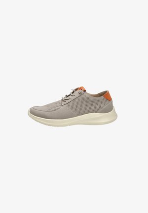 Zapatilla deportiva informal gris claro con laterales perforados, suela beige, cordones en la parte frontal y detalles en naranja en el talón y la lengüeta.