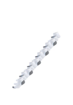 Diez pares de calcetines blancos hasta el tobillo con talones y punteras grises, exhibidos en diagonal sobre un fondo blanco liso.