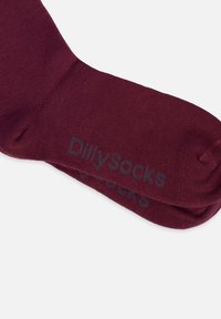 Burgundy-sukat, jotka on valmistettu sileästä kankaasta, ja niissä on ribbikuvio. Sukissa on harmaa painettu logo "DillySocks" nilkan lähellä.