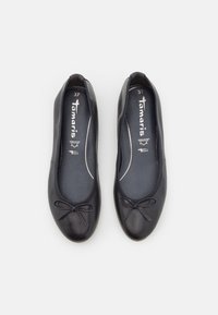 Paire de ballerines en cuir noir avec petits nœuds sur les orteils, taille 37, marque Tamaris, vues de dessus sur fond blanc.
