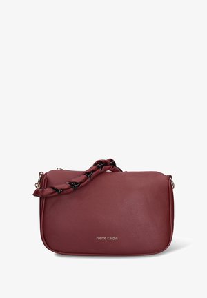 Borsa a tracolla in pelle rossa con finitura testurizzata e tracolla intrecciata nera. Presenta un logo dorato e una forma rettangolare.