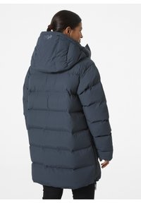 Námořnická modrá péřová bunda s kapucí, s prošívanými částmi a zipem. Vyrobena z hladké, voděodolné tkaniny pro teplo.