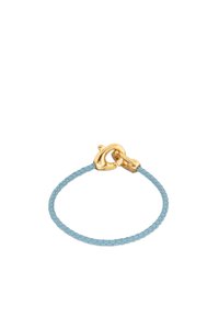 Pulsera trenzada de cuero azul claro con un cierre metálico dorado que presenta un diseño decorativo de cierre giratorio. Simple y de forma circular.