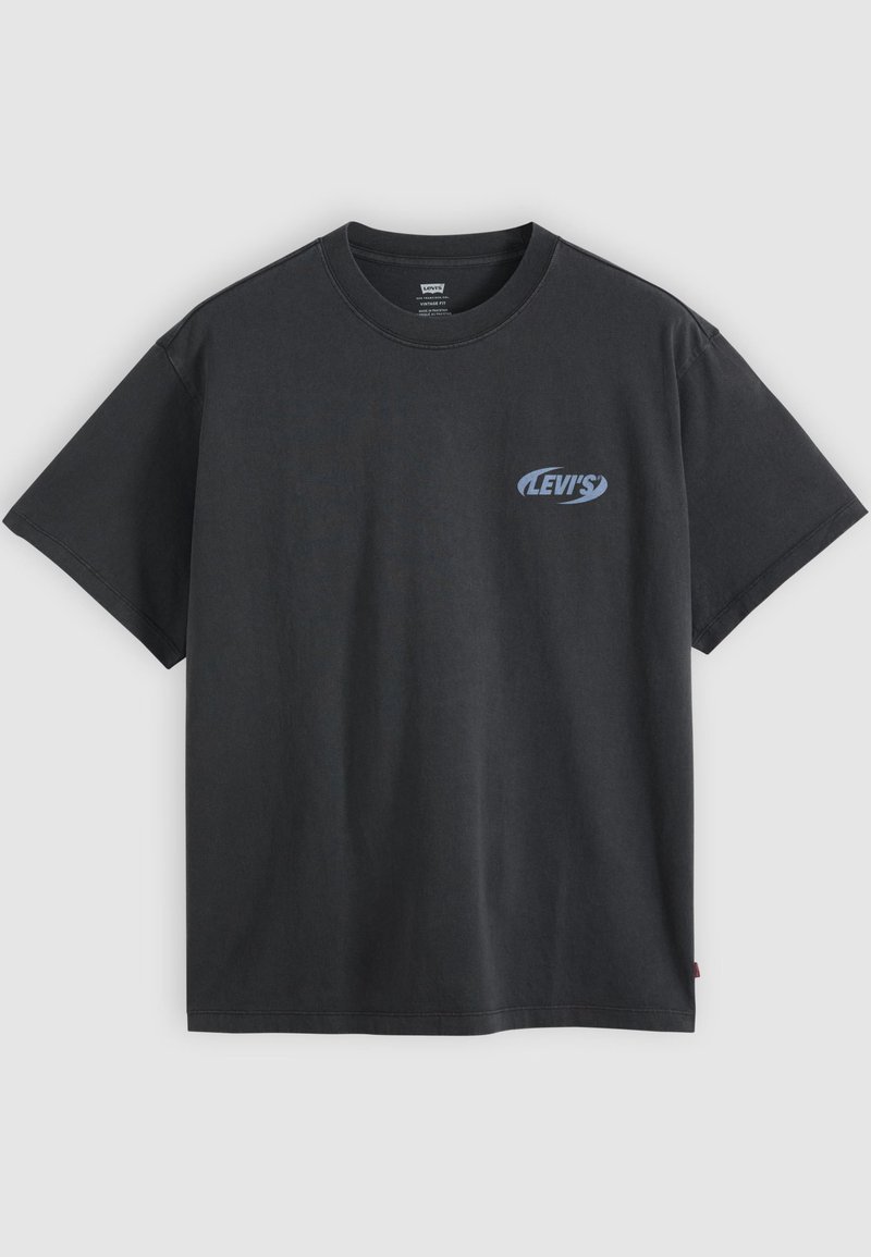 Schwarzes Levi's Vintage Fit T-Shirt mit kurzen Ärmeln, kleinem blauem Levi's-Logo auf der linken Brust und Rundhalsausschnitt.