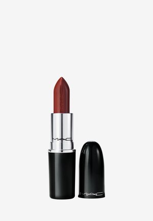 MAC Lippenstift in einer schwarzen Hülse mit einem silbernen Fuß. Bullet-Form mit einer spitzen Spitze, in einem tiefroten Farbton. Kappe leicht abgenommen.