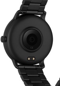 Smartwatch nera con cassa rotonda, cinturino metallico e superficie liscia. Presenta un sensore circolare e pin di ricarica magnetici sul retro.