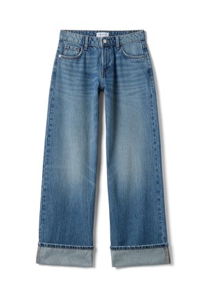 Vaqueros de mezclilla azul de pierna ancha con acabado desgastado, con bajos enrollados, diseño de cinco bolsillos, cierre de botones y una etiqueta en la cintura.