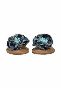 Denim-Flip-Flops mit einem Stoffblumenakzent in Blau und dunklem Denim. Weiche braune Sohle mit kontrastierender Textur und ausgefransten Randdetails.
