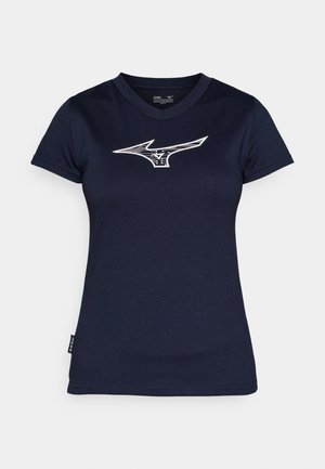 Námořnická modrá V-neck tričko vyrobené z hladkého materiálu s bílým stylizovaným logem na hrudi. Krátké rukávy s visačkou na boku.
