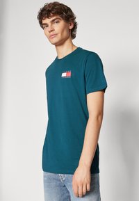 Tommy Jeans SLIM ESSENTIAL FLAG TEE - Tričko s potlačou - deep seawater