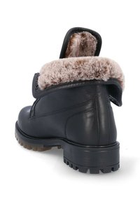 Bota de cuero negro con un cuello forrado de piel, suela de goma resistente y correa de velcro. Presenta una textura suave y una silueta elegante.