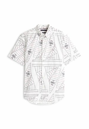 Camisa de botón de manga corta en tejido blanco, con un patrón geométrico en negro y rojo que incluye texto, y un dobladillo curvado en la parte inferior.