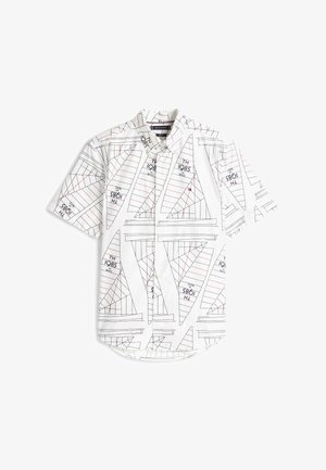Koszula z krótkim rękawem zapinana na guziki, wykonana z białego materiału, z geometrycznym czarno-czerwonym wzorem i tekstem, oraz zaokrąglonym dołem.