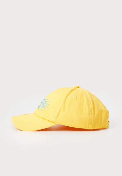 Gul bomulds-baseballcap med en buet skygge, med blåt solbroderi foran og justerbar rem bagpå.
