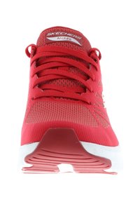 Baskets Skechers Arch Fit rouges avec tige en mesh, lacets noués et semelle blanche, vues de face sur fond blanc.