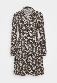 Černé květinové šaty s dlouhými rukávy, límečkem, zapínáním na knoflíky a staženým pasem, zdobené vzory bílých a oranžových květin.