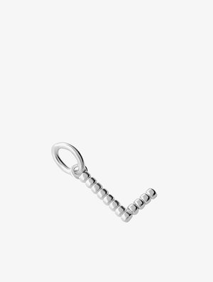 Colgante plateado en forma de L hecho de pequeñas cuentas conectadas con un lazo para enganchar a una cadena o pulsera.