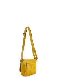 Gul læder crossbody taske med justerbar skulderrem, frontlomme med lynlås, blød tekstur og let afrundet form. Ideel til afslappet brug.
