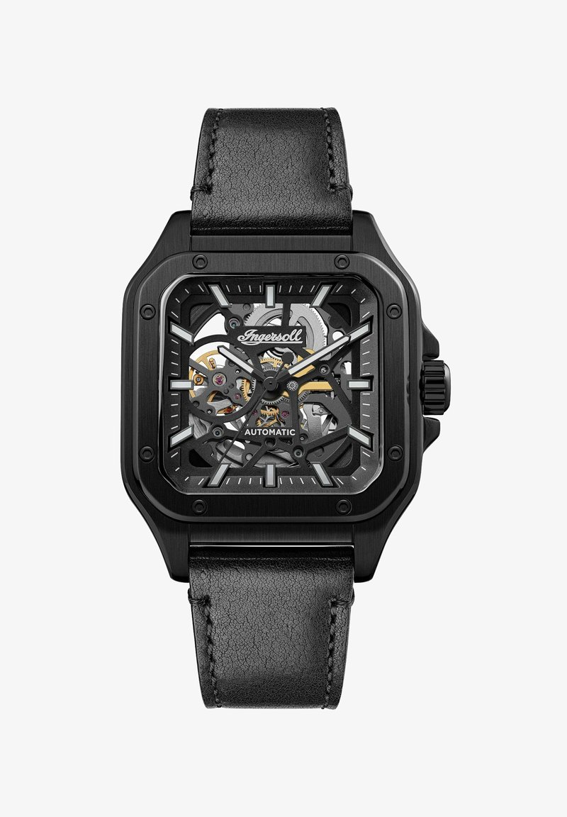 Czarny automatyczny zegarek na nadgarstek z kwadratowym szkieletem, teksturowanym czarnym skórzanym paskiem oraz luminescencyjnymi akcentami na znaczniki godzin.