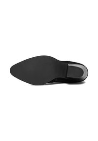 Czarna podeszwa buta o spiczastym kształcie. Gładka, matowa tekstura; niewielki obcas z srebrnym akcentem wokół krawędzi. Solidny materiał gumowy.