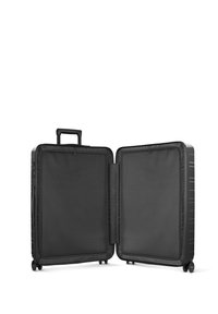 Schwarzer Hartschalenkoffer, unterteilt in zwei Fächer mit Mesh-Panels, ausziehbarem Griff und vier Rädern für Mobilität.