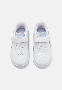 Baskets blanches, matériau synthétique, semelle plate, bout rond, design à lacets avec bande Velcro, perforations sur la boîte à orteils, détail de logo subtil.