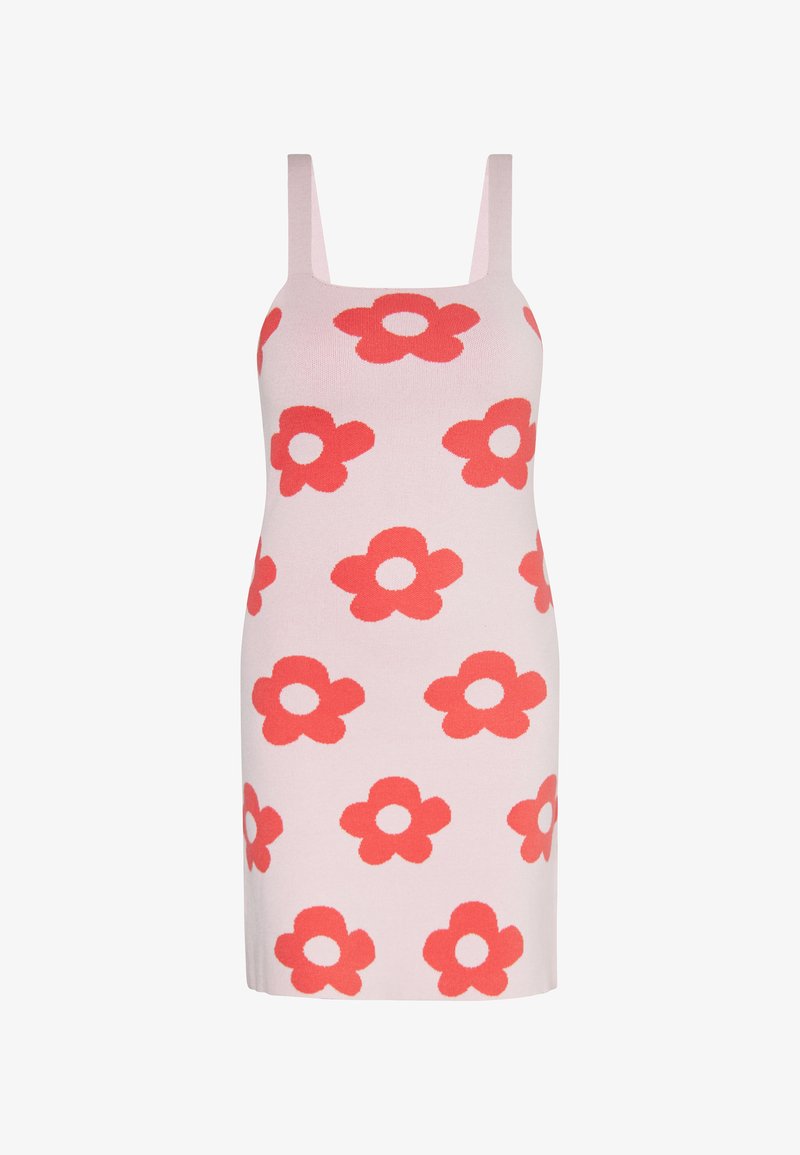 Világos rózsaszín kötött ruha korall virágmintával, testhez simuló fazonnal és vékony pántokkal. Sima textúra és minimális díszítés.