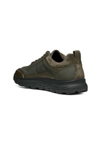 Sneaker in suede verde scuro e mesh con superficie texture, suola in gomma e un laccio sul tallone per una facile calzata. Presenta dettagli marroni.