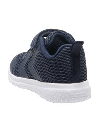 Športni copat iz mornarsko modre mreže z teksturiranim telesom, velkro trakom in belim gumijastim podplatom. Na peti ima blagovno znamko in gladke poudarke.