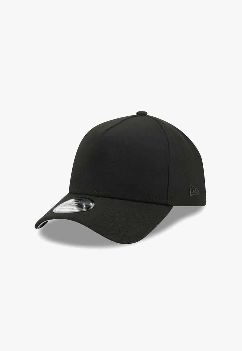 Casquette noire ajustée en tissu texturé, dotée d'un bord incurvé, d'une couture intacte et d'une étiquette de logo sur le devant.