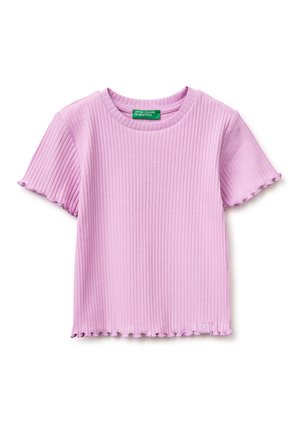 Jasnofioletowa prążkowana bluzka z krótkim rękawem, wykończona falowanymi brzegami na dole oraz okrągłym dekoltem, z logo United Colors of Benetton.