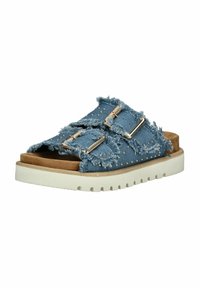 Sandali in denim con bordi sfilacciati, decorazioni a borchie, due cinturini regolabili con fibbie metalliche e una suola piatta bianca.