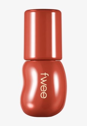 Flacon de vernis à ongles incurvé rouge avec un bouchon assorti et le mot "fwee" écrit verticalement en beige.