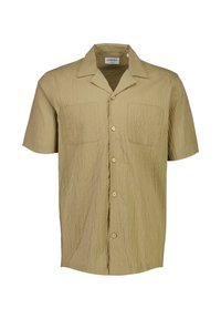 Camisa de manga corta, arrugada, color verde oliva, con cierre de botones en la parte delantera, dos bolsillos en el pecho y cuello puntiagudo. Tela texturizada con un patrón sutil.