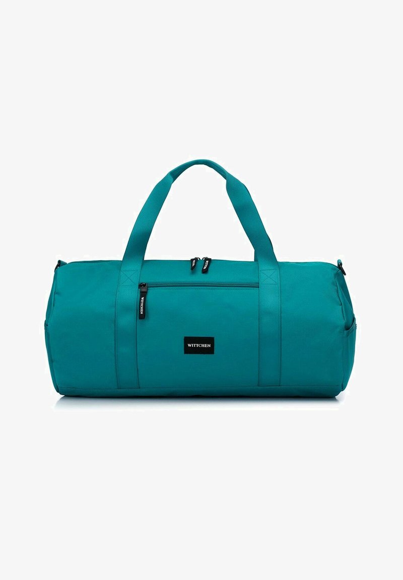Borsa a duffel color teal realizzata in materiale resistente, dotata di due manici superiori, una tasca frontale con zip e una patch con logo nera. Texture liscia e uniforme.