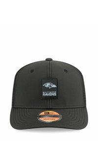 Schwarze verstellbare Mütze mit einem rechteckigen Aufnäher mit einem Ravens-Logo und Text, strukturiertem Design, glattem Stoff und flachem Schild.